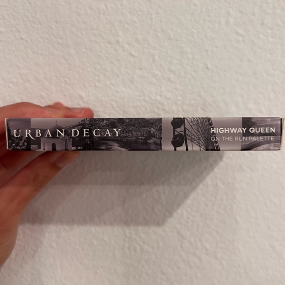 BNWT Urban Decay Highway Queen On the Run Mini Eyeshadow Palette - Picture 3 of 4